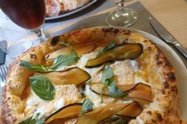 Pizza delicata con provola, melanzane grigliate e chips di parmigiano🥰