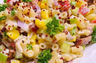 Hawaiian Style Macaroni Salad 🥗🌺 this is full of food that my husband hates but magically, when put together, he wipes out his plate & goes for seconds & thirds 😂 we love it so much that we eat it warm as a main ❤️🤤 leftovers are great as a side for another day 👍🏻super yummy salad 😋