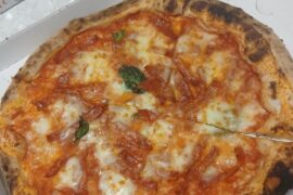 La pizza Diavola con salame piccante[ consegnata a casa il sabato sera]