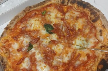 La pizza Diavola con salame piccante[ consegnata a casa il sabato sera]