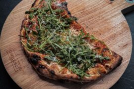 Fitnessziel heute: Pizza sicher zum Mund bewegen.