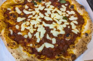 (Take Away) Neapolitan ragu pizza with fior de latte from 400 Gradi in Naples.