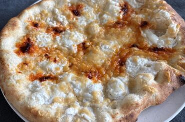 Pizza bianca con ricotta, mozzarella e 'nduja