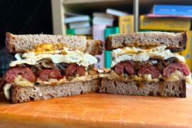 Panino con salsiccia, formaggio, cipolla e uova