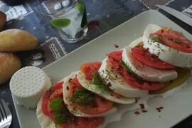 Caprese a modo mio: pomodoro di sorrento, mozzarella di bufala e ricottina di bufala 🤗😋