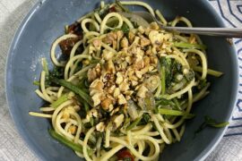 Spaghetti with spinach and toasted walnuts on top