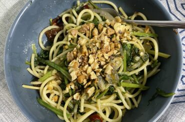 Spaghetti with spinach and toasted walnuts on top
