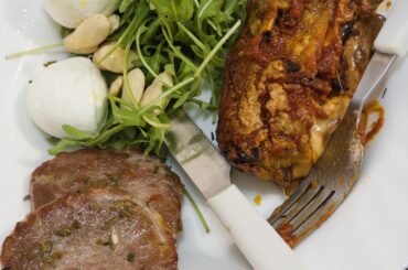 Carne di suino, bufala casertana, rucola, mandorle sgusciate e melanzane alla parmigiana