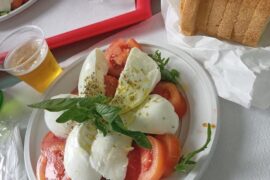 Una bella insalata caprese con pomodori e mozzarella di bufala