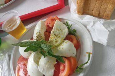 Una bella insalata caprese con pomodori e mozzarella di bufala