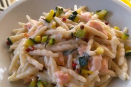 Pasta with cream, salmon, and zucchini