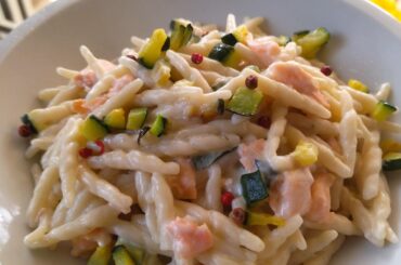 Pasta with cream, salmon, and zucchini