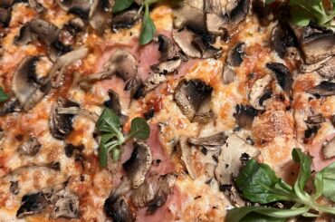 Prosciutto e funghi for me today...