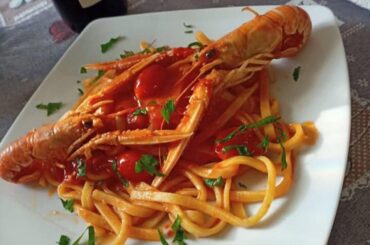 Una splendida linguina con pomodorini e scampi con una spolveratina di prezzemolo😋