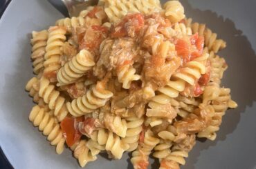 Simple tuna and tomatoes pasta