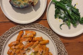 Rigatoni pomodoro, garlic bread and broc