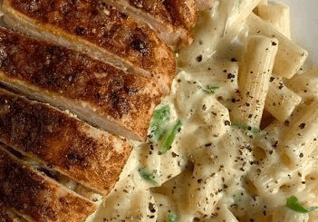 Creamy maccaroni and chicken fillet