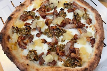 Hog roast pizza