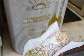 Un fantastico Cannolo siciliano con ricotta e pistacchio [take away]