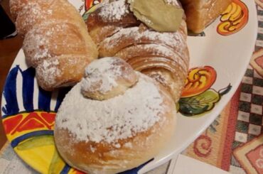 La nostra splendida colazione a Catania con assortimento di paste al pistacchio e ricotta