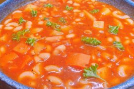 Homemade Minestrone Soup made with my freshly made marinara sauce ❤️🤤 I cook large amounts of marinara sauce at my shop everyday and it makes it very easy to make this comforting meal when I get home 💪🏻