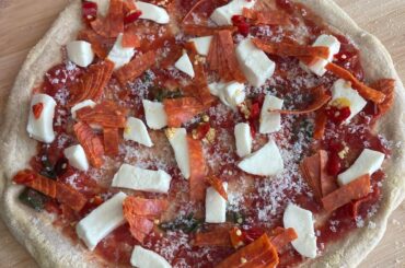 Pizza with 50% whole wheat dough. A little experiment. I dont recommend it. Too heavy. But all that healthy fiber!