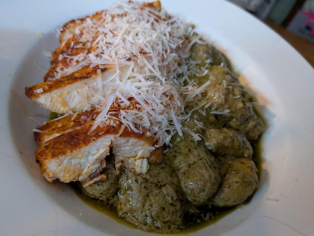 Creamy pesto gn*occi with chicken