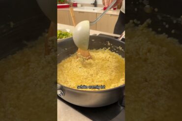 Graupenrisotto mit grünem Spargel, Parmesan und gerösteten Mandeln.