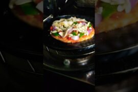 Extra Cheese & Loaded Veggies! Ghar ka bana healthy pizza 😍 #cooking
