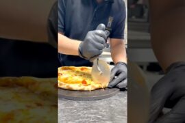 tasty pizza in qatar #shortvideo #tastypizza #pizzahot #food #keepsupporting #goviral