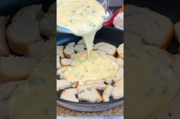 Хлеб с яйцами вкуснее пиццы! Вкусный и быстрый завтрак #cooking #food #recipe #shorts