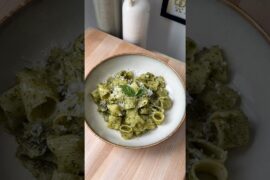 This pesto is ready by the time your pasta is done cooking! 💚 #simplereats