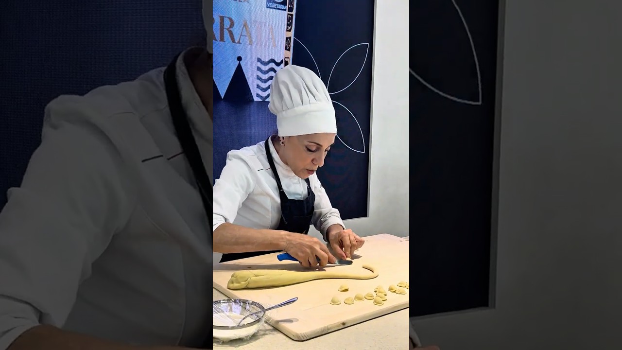 Come si fanno le orecchiette pugliesi a mano | Chef Antonella Ricci #shorts Come si fanno le orecchiette pugliesi a mano | Chef Antonella Ricci #shorts