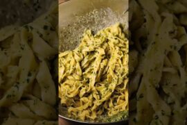 Parsley and walnut pesto #cooking #cookingvideo #howtomakecookingoilathome #recipe