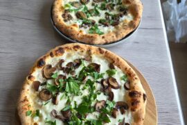 Pizza bianca with mushrooms