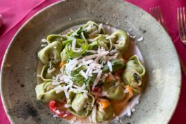here we have Green tortelloni with ricotta, pachino tomatoes and rocket salad 🍝