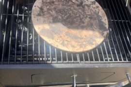 Pizza Crevettes et anchois 3 fromages, fait en barbecue au charbon