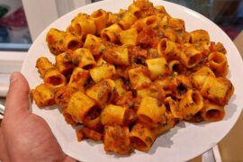 Rigatoni with spinach and salami