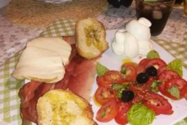 La mia cenetta estiva🥰🥰🥰 con provola affumicata,treccina di bufala.speck e insalatina di pomodori
