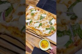 Is italian smoky pizza ny mujhy apna fan bana liya hai 😍 #italianpizza #food #foodie
