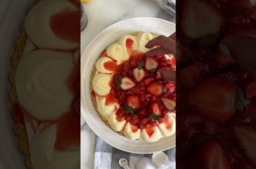 Soft Italian crostata with cream and strawberries #italiancake #baking