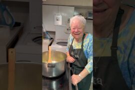 Nonna’s Homemade Sauce for Her Braciole! #homemadesauce #recipe