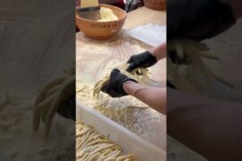 Pasta fresca in the making 🍝 #italy #rome #pasta #pastarecipe #food