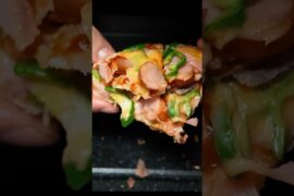Fast-paced gyoza skin pizza #asmr #cooking #satisfying