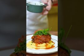 O prato que fica ainda mais perfeito quando esfria lá fora — ossobuco de vitela na Le Creuset