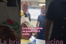 La brigata di cucina sta preparando il pranzo.#chef#italy #italianfood #food #indian