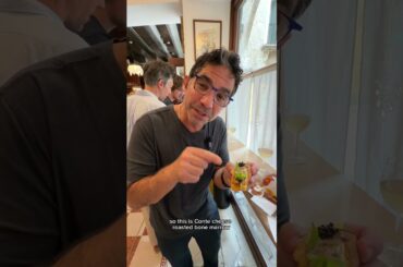 Somehow, one of Venice’s smallest wine bars serves some of its biggest flavors! 🥖