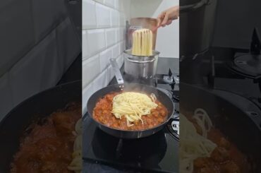#spaghettiaglioolio #spaghettirecipe #spaghettibolognese #spaghetti #italianfood #italiancuisine
