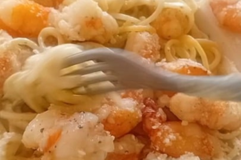 Pasta Alfredo y camarones