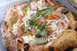 Pizza con pancetta coppata,scaglie di provolone podolico, fiori di zucca e basilico